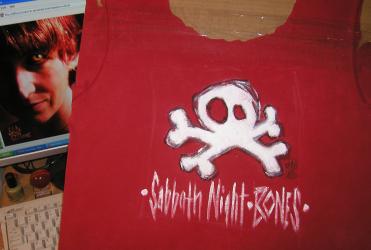 <img0*250:stuff/Aodh%27s%20skull%20shirt%20painted.jpg>