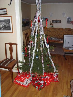 <imgr300*0:stuff/Christmas_tree_with_presents.jpg>