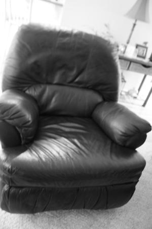 <img300*0:stuff/Leather_Recliner_in_Black_and_White.jpg>