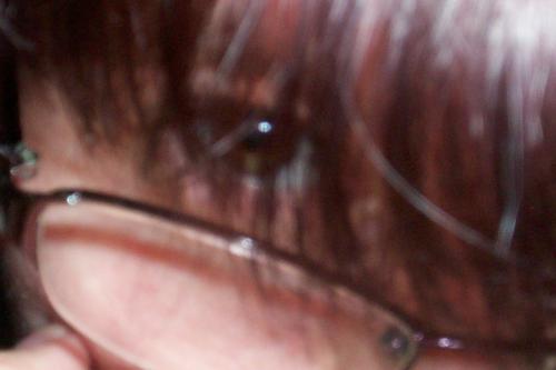 <img500*333:stuff/Me_eye..._through_me_hairs._Reddish_hairs._.jpg>