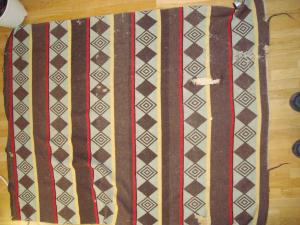 <img300*0:stuff/Old_patterned_blanket_with_holes.jpg>