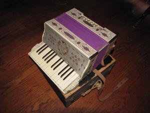 <img300*0:stuff/Purple_Antique_Accordion.jpg>