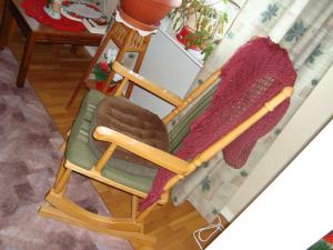 <img300*0:stuff/Rocking_chair_with_feet._.jpg>