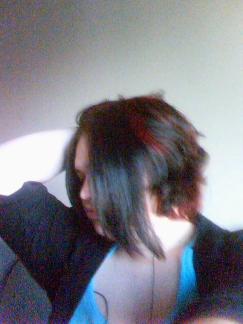 <img0*640:stuff/Taken_after_I_cut_my_hair_11-28-2009%2c_dyed_it_red..jpg>