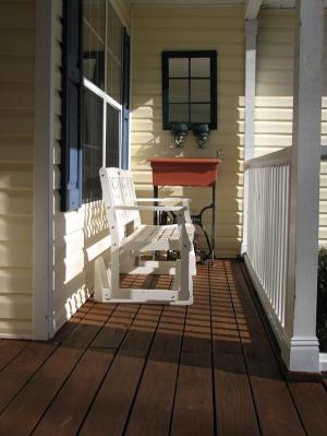 <img300*0:stuff/White_Bench_with_Natural_Color.jpg>