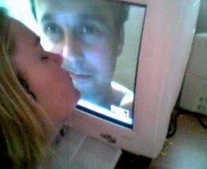 <img300*0:stuff/cia%27s%20cam%20kissing%20remo.jpg>