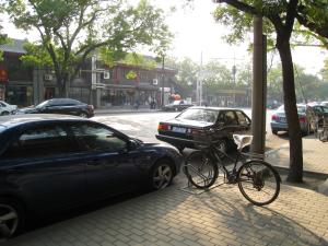 <img300*0:stuff/easterling_beijingourstreet.jpg>