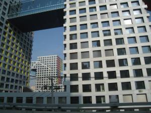 <img300*0:stuff/easterling_buildinginbeijing.jpg>