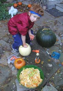 <img0*300:stuff/pumpkin%20carving%202.jpg>