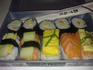 <img300*0:stuff/sushi%2c_maki%2c_bento_box.jpg>