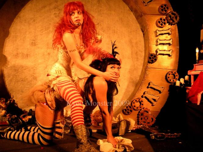 <img0*500:stuff/z/186158/A%2520Night%2520With%2520Emilie%2520Autumn/Emilie_Autumn_IV_by_TwistedFirestarter.jpg>